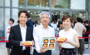 （左起）方大副校长（财务及拓展）陈文浩先生，校长张仁良教授，副校长（行政）及秘书长梁诗明博士